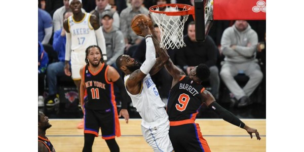 Tunteellinen hetki LeBron James halaa Derrick Rosea